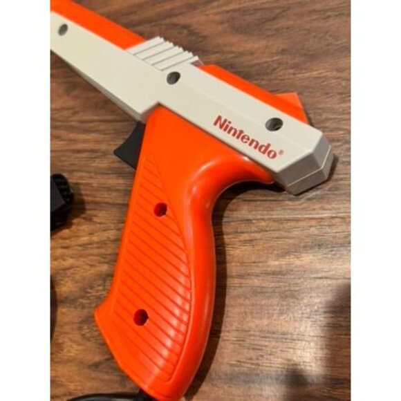 1985 Nintendo Nes-005 Zapper Light Gun Controller Orange Retro Gaming Accessory - Picture 2 of 5